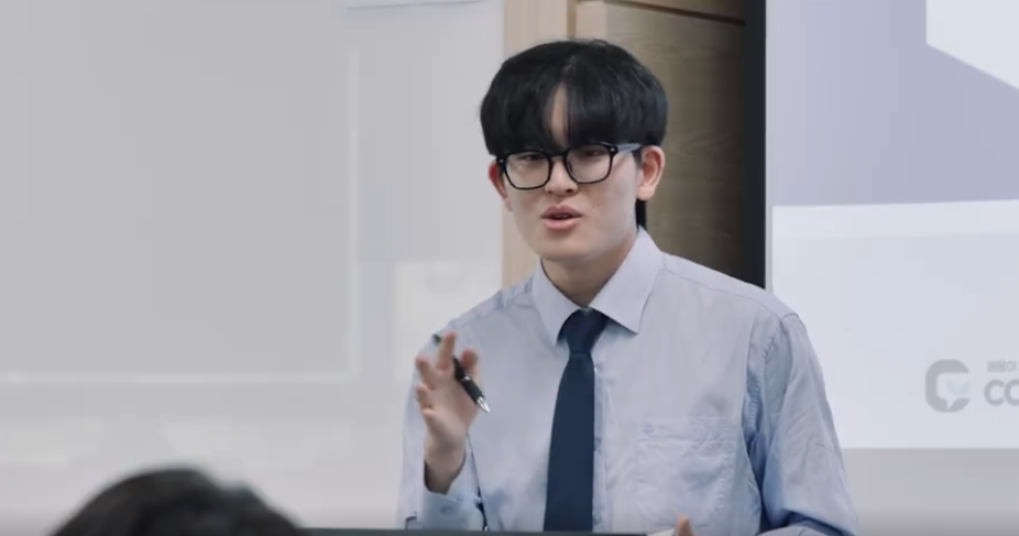 SeungJun Lee presenting at an indoor event